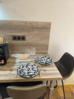 Grand Studio Place Morny refait à neuf - 1