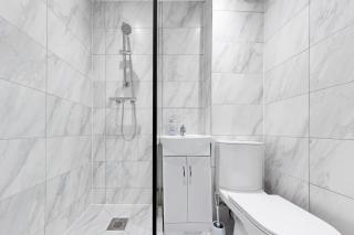 Newly Renovated Kensington 2 Bedroom Apartment with Balcony Near Harrods Sleeps 6, 2 Min walk from Station - Londra - 7