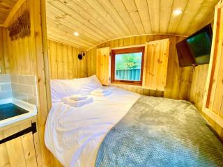 Intimate Hot Tub Getaway, Cosy Couples Retreat - 8