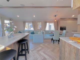 Lakeside Rudd Lake, 3 bed property with hot tub and stunning views - Tattershall - 6