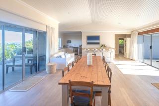 Classy Accommodation with Great Views - 9