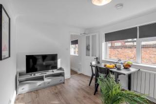 Cozy 1 Bedroom House with Parking - - 8