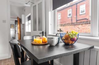 Cozy 1 Bedroom House with Parking - - 6