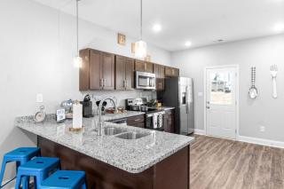 Sapphire Oasis A Luxurious Townhouse Retreat - 9