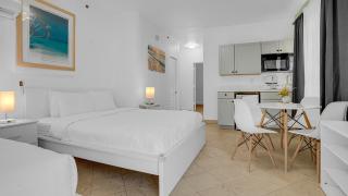 Seaside Sanctuary 1BR 2 Blocks to Beach, Sleeps 4 - Miami Beach - 9
