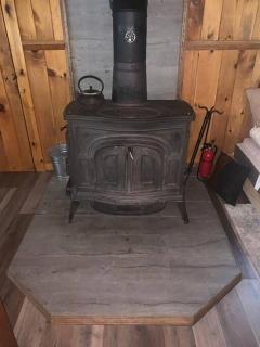 Whispering Woods Cabin - Creekside & Pet Friendly - 3