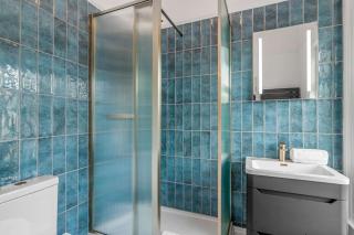 5-Bed 3-Bath Ideal for Large Groups - - 8