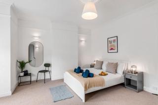 5-Bed 3-Bath Ideal for Large Groups - - 9