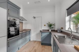 5-Bed 3-Bath Ideal for Large Groups - - 7