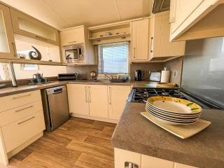 Wonderful 6 Berth Caravan For Hire By A Stunning Norfolk Beach Ref 19006Sd - 1