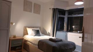 Entire House-Long Stays in Gloucester-Contractors- Families - 0