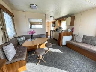 Superb 6 Berth Caravan With Decking At Valley Farm Holiday Park Ref 46565M - Great Clacton - 3