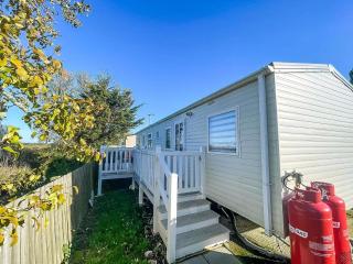 Wonderful 8 Berth Caravan At Seawick Holiday Park In Clacton-On-Sea Ref 27077R - Clacton-on-Sea - 0