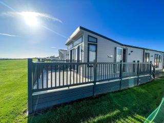 Stunning Caravan With Full Sea Views At Broadland Sands In Suffolk Ref 20236Bs - Hopton on Sea - 0