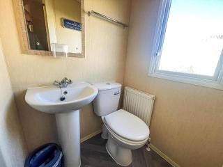Homely 6 Berth Caravan For Hire By The Beach At California Cliffs Ref 50006F - Great Yarmouth - 3