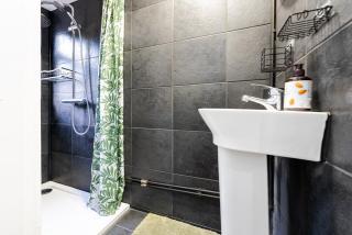 One Bedroom Apartment By Brookland Stays Serviced Accommodation Short Lets London With Free WiFi - Busheyheath - 6