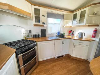 Homely 6 Berth Caravan In Essex At St Osyth Beach Holiday Park Ref 28021Gc - Clacton-on-Sea - 3