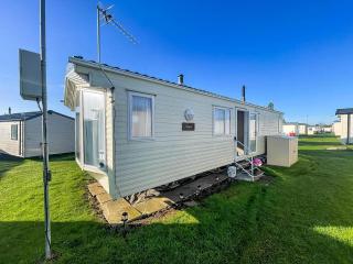 Homely 6 Berth Caravan For Hire By The Beach At California Cliffs Ref 50006F - Great Yarmouth - 0