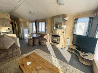 Homely 6 Berth Caravan For Hire By The Beach At California Cliffs Ref 50006F - Great Yarmouth - 2
