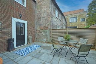 TudorRose Townhouse - A New Unique Town Centre Home - 4