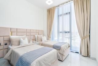 Modern 2BR with Private Pool at Samana Golf Avenue Studio City by Vibel - Dubai - 6