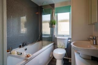Charming 3-Bedroom Lodge Getaway - Warton - 4