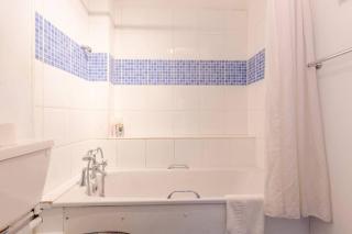Homely 1 Bedroom Apartment in Beckton With Parking - Londra - 3