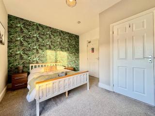 4 Bedroom Home All En-Suites with Garden in Doncaster - Bentley - 8