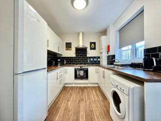 4 Bedroom Home All En-Suites with Garden in Doncaster - Bentley - 1