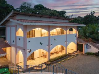 Pangea Lodge with Shared Pool at the Heart of Manzanillo - Manzanillo - 2