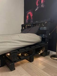 Pallet bed with lights small studio - Cluj-Napoca - 9