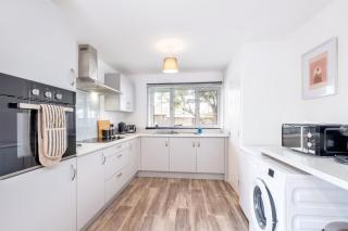 Stylish & Convenient 3 Bedroom House - Perfect for Contractors and Leisure Guests - Sleeps up to 5 - 9