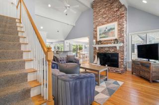 Beautifully Renovated w Access to Beach - Chatham - 1