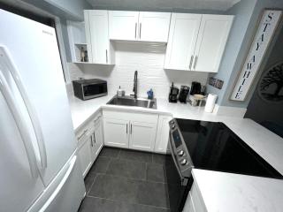 2 bedroom Waikiki Condo Sleeps 6 Free Parking - Honolulu - 1