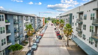 Urban Oasis Luxe Apt City with River Views Pool and Gym - San Antonio - 9