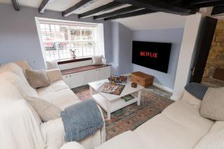 Pub Strolls, Cotswold Charm, Modern Comforts Await - Stanton - 8