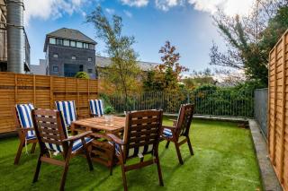 City Centre Escape with LARGE Terrace, Sleeps 7 - Galway - 9
