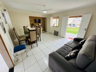 Casa de Praia com Piscina e Churrasqueira a 280m da Praia do Morro - 3 quartos com Ar Condicionado, sendo 2 suítes- Quintal amplo, ideal para famílias - 5