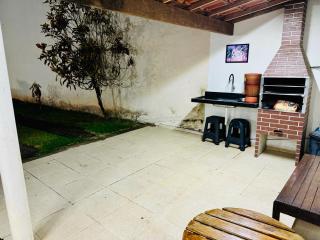 Casa de Praia com Piscina e Churrasqueira a 280m da Praia do Morro - 3 quartos com Ar Condicionado, sendo 2 suítes- Quintal amplo, ideal para famílias - 2