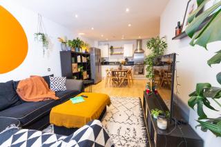 Modern Retreat - 2BD Apt with Lush Greenery at Sheffield - 5