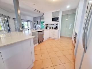 Tranquil Getaway With Pool, Outdoor Kitchen and Bar - Hervey Bay - 6