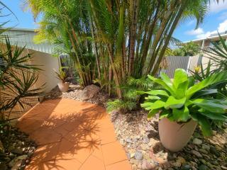 Tranquil Getaway With Pool, Outdoor Kitchen and Bar - Hervey Bay - 2