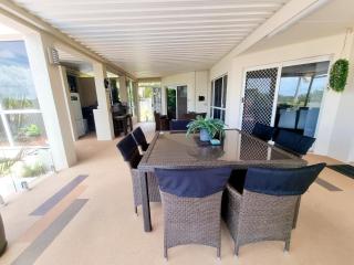 Tranquil Getaway With Pool, Outdoor Kitchen and Bar - Hervey Bay - 7