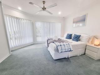 Tranquil Getaway With Pool, Outdoor Kitchen and Bar - 9