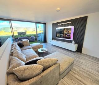 Modern Duplex Penthouse Panoramic Views & Parking - Bradford - 0