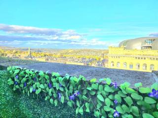 Modern Duplex Penthouse Panoramic Views & Parking - Bradford - 1