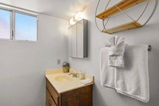 The BlueBird Retreat, Jacuzzi, BBQ - 1