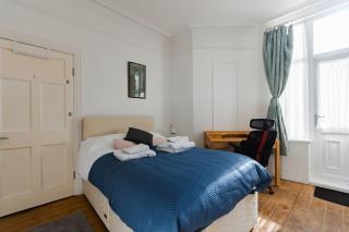 Hullidays University 2 Bed Ground Floor Apartment - 3