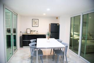 Near BTS Bearing Skytrain- Homey living Townhome - 4 Bedrooms - Bangkok - 5