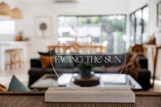 Facing the Sun 5 min walk to beach & sleeps 8 - 6